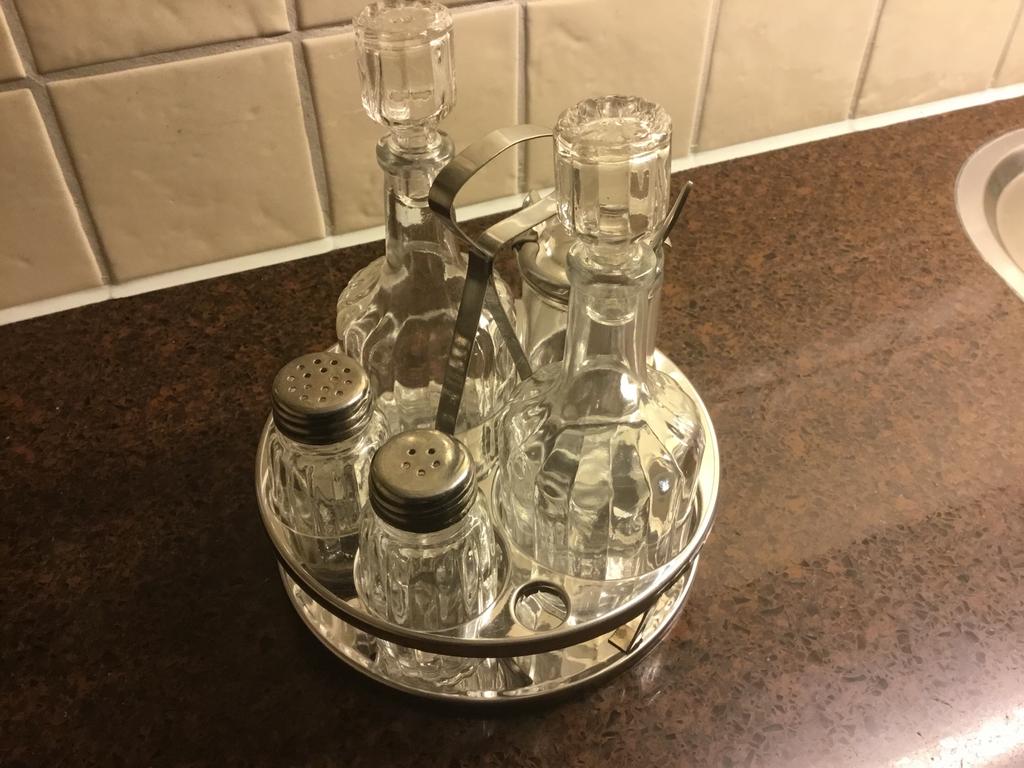 Tafel set. Peper zout azijn ,,enz, Ophalen of Verzenden