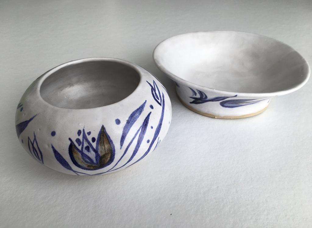 Uniek handgeschilderd keramiek vaasje & schotel - Tulpen, Antiek en Kunst, Antiek | Keramiek en Aardewerk, Ophalen of Verzenden