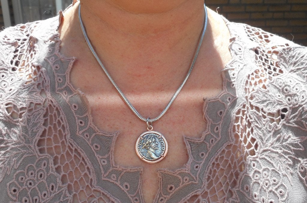 Zilveren grove slangen ketting met munt hanger nr.484