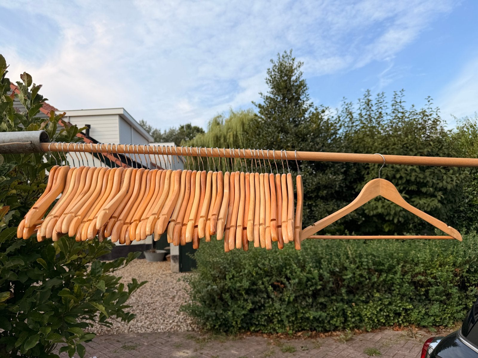49 gelakte houten kledinghangers, goede staat, Kleding | Dames, Kledinghangers, Ophalen, Gebruikt, Hout, Volwassenen