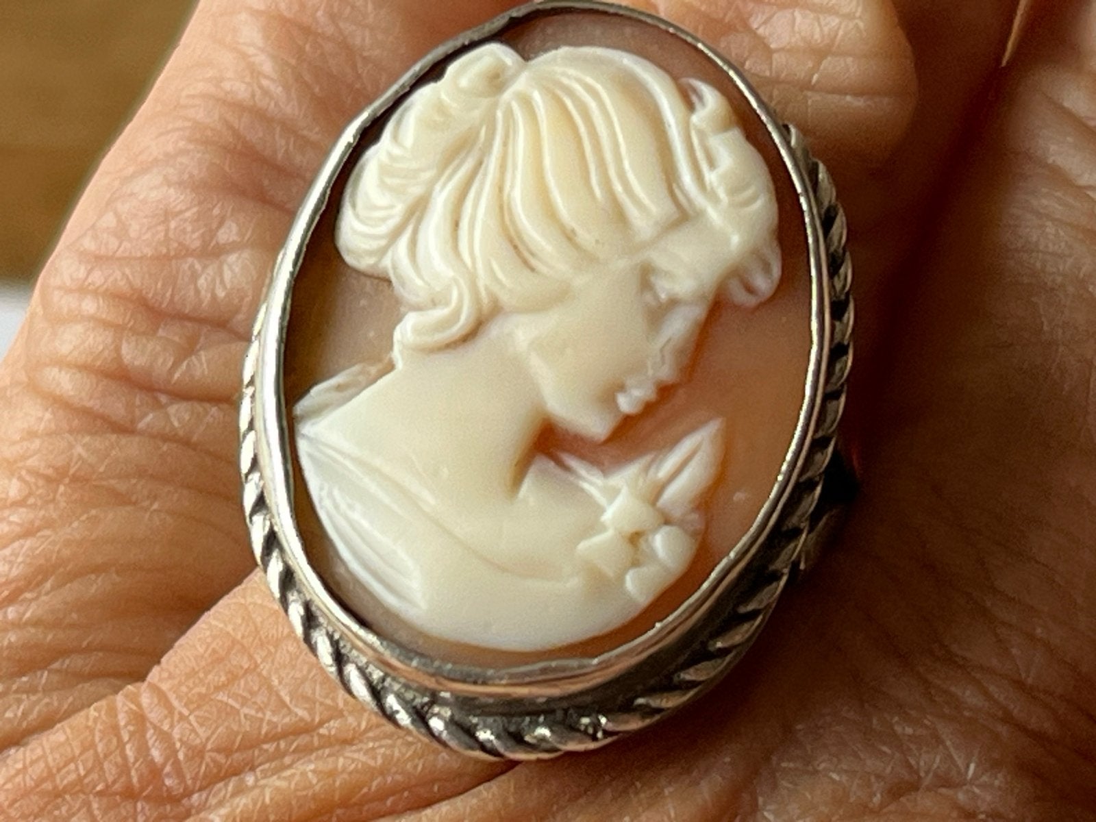 Bijzonder mooie grote zilveren ring met schelp Camee, Verzenden, Zo goed als nieuw, 17 tot 18, Dame