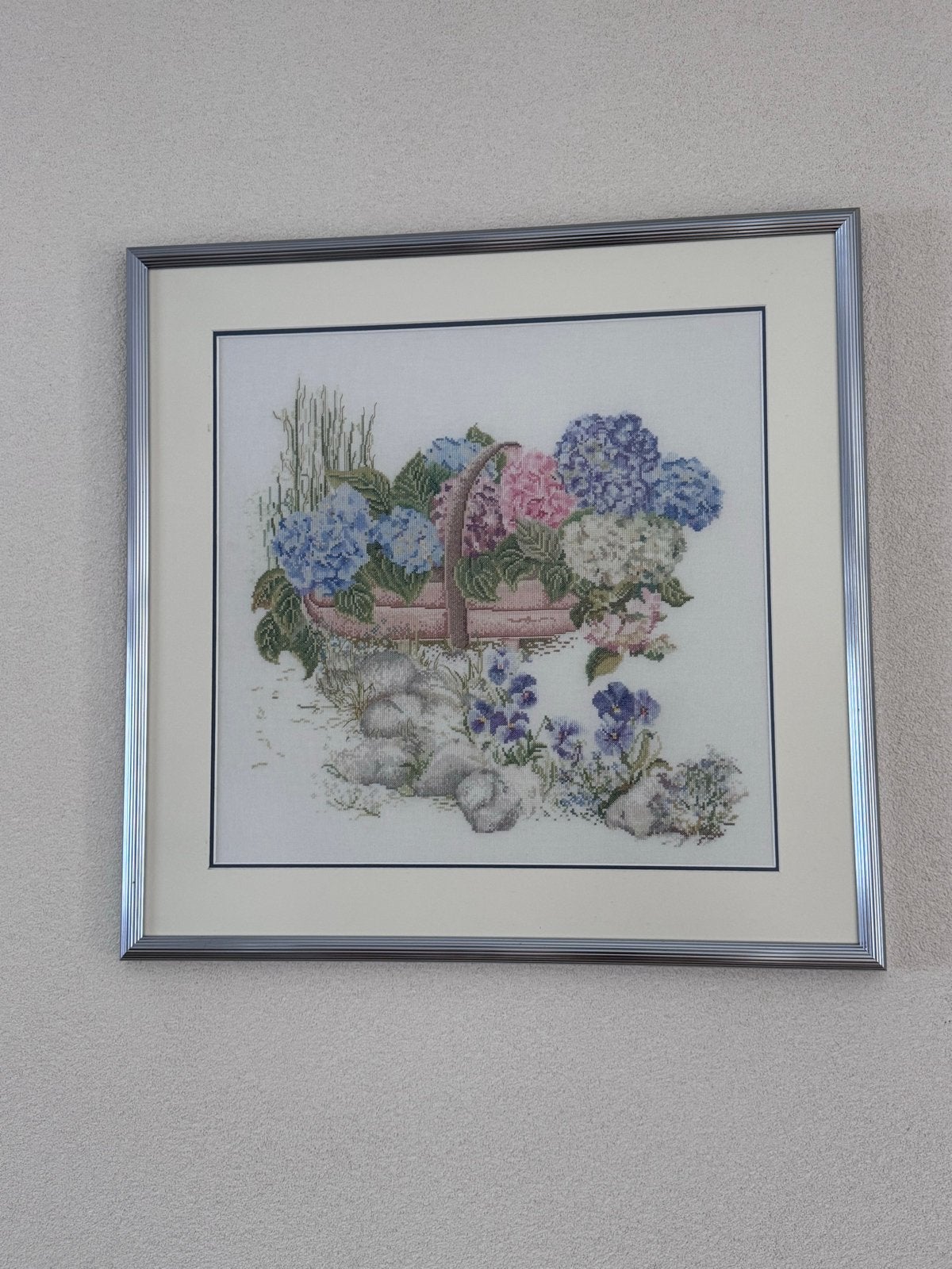 Geborduurd schilderij met bloemen in lijst, 50 – 75, Oorspronkelijke maker, Ophalen of Verzenden, Zo goed als nieuw