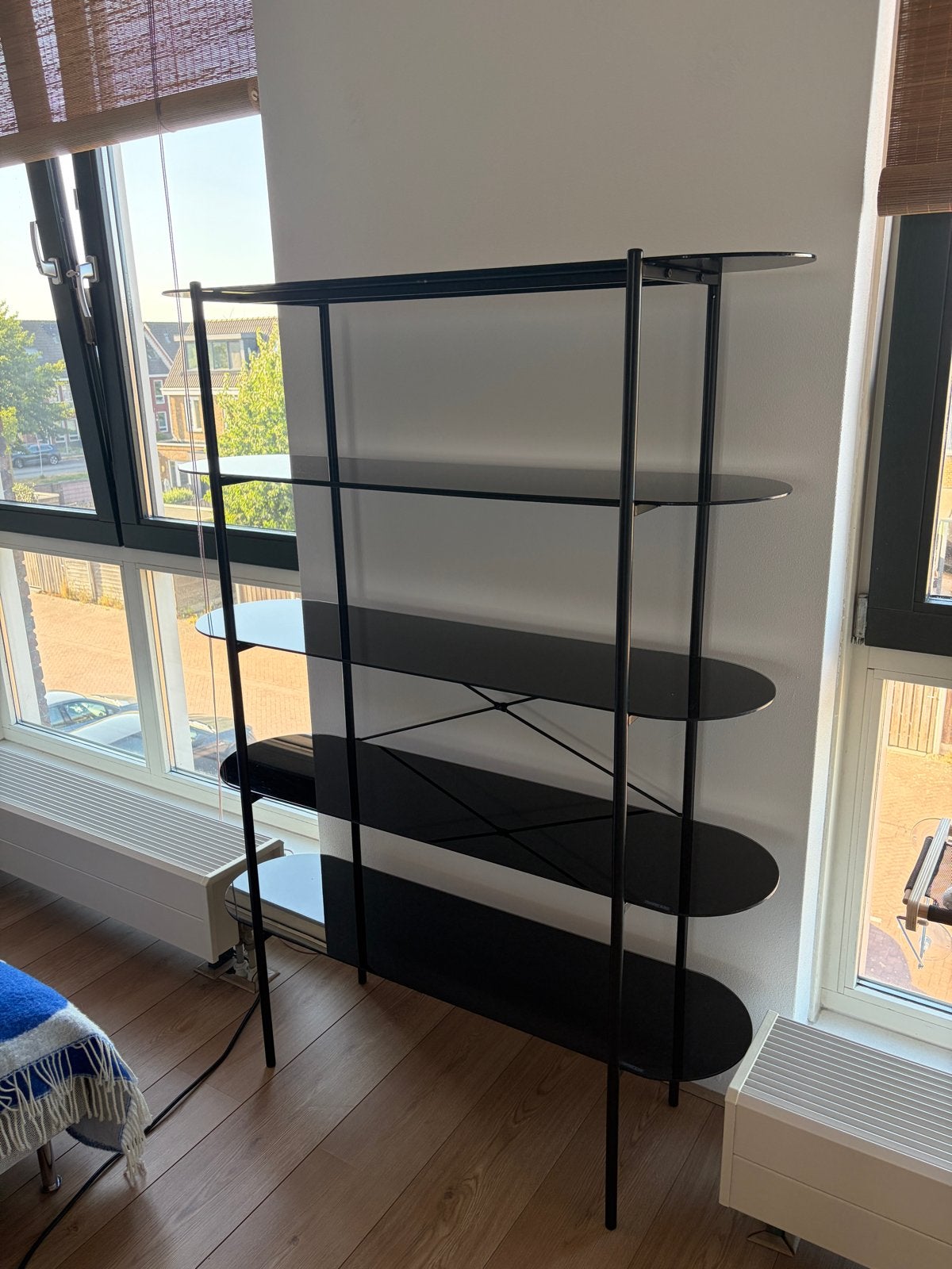 Moderne glazen boekenplank met metalen frame, Huis en Inrichting, Kasten | Boekenkasten, Ophalen, Met plank(en), 100 tot 150 cm