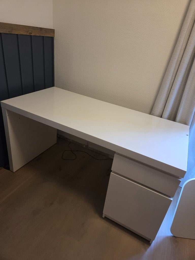 IKEA MALM BUREAU (140x65cm), Ophalen, Gebruikt, 65 cm, Schoolbureau