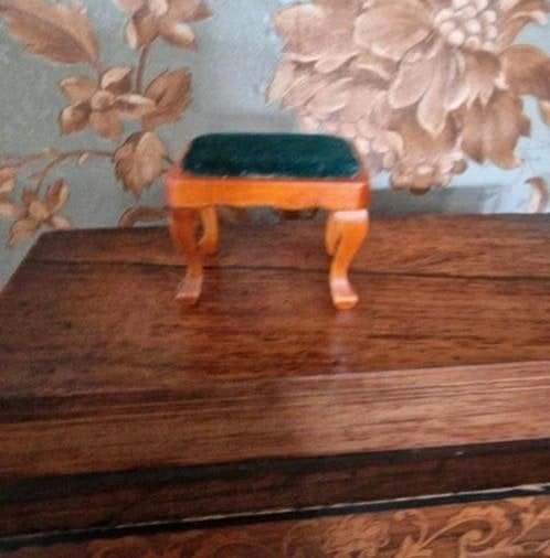 Miniatuur halbankje voor poppenhuis - Groen fluweel, Ophalen of Verzenden, Gebruikt