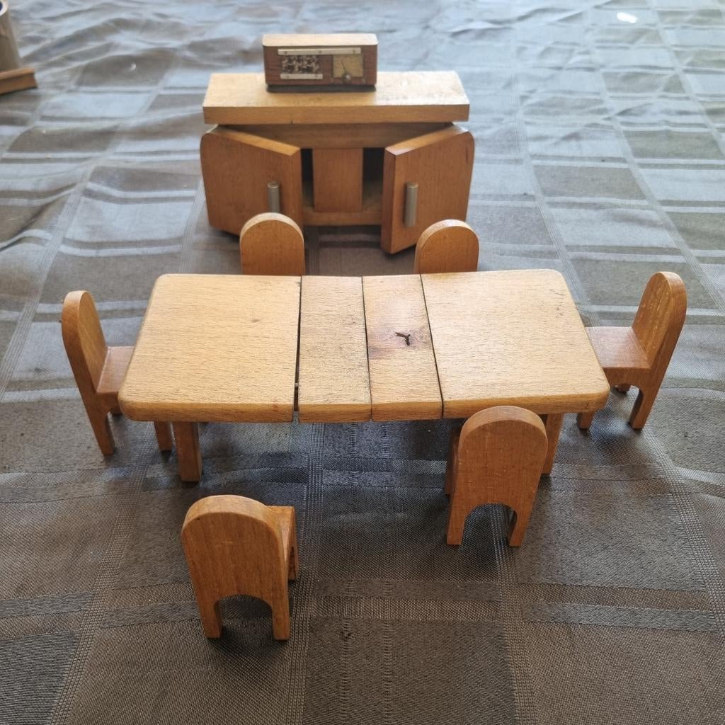 Vintage houten poppenhuis meubels: eettafel stoelen kast, Ophalen of Verzenden, Gebruikt, Poppenhuis
