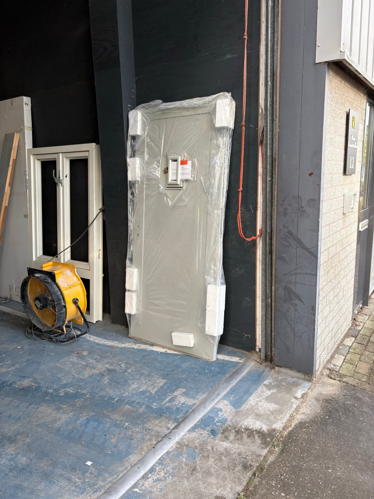 Mooie buitendeur met driepuntssluiting - Nieuw in verpakking, Doe-het-zelf en Verbouw, Ophalen, 80 tot 100 cm, Nieuw, Buitendeur