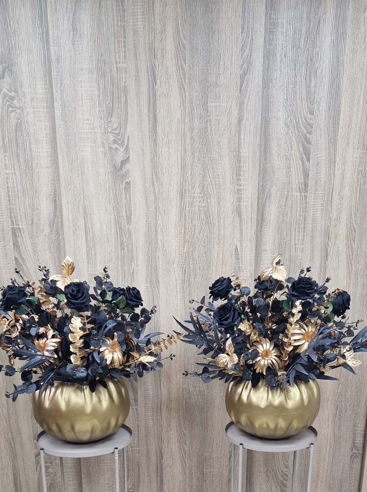 Bloemstuk zijdebloemen op gouden oester vaas, ., Nieuw, Ophalen of Verzenden, .