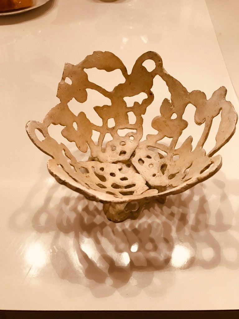 Decoratieve schaal van metaal, vintage stijl, Antiek en Kunst, Antiek | Schalen, Ophalen of Verzenden