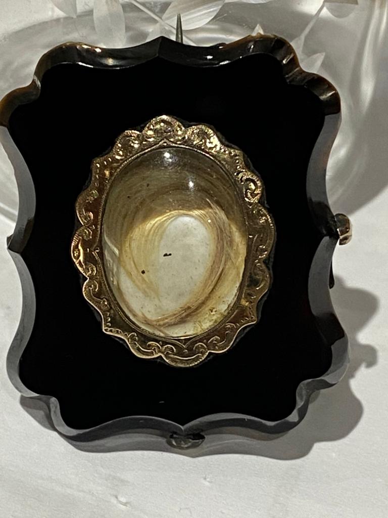 antieke  onyx rouwbroche afgewerkt,  met 14 karaats goud, Ophalen of Verzenden, Goud, Broche