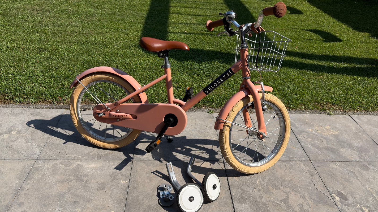 Veloretti kinderfiets zalmroze 16 inch met zijwieltjes, Fietsen en Brommers, Fietsen | Kinderfietsjes, Ophalen, Gebruikt, 16 tot 20 inch