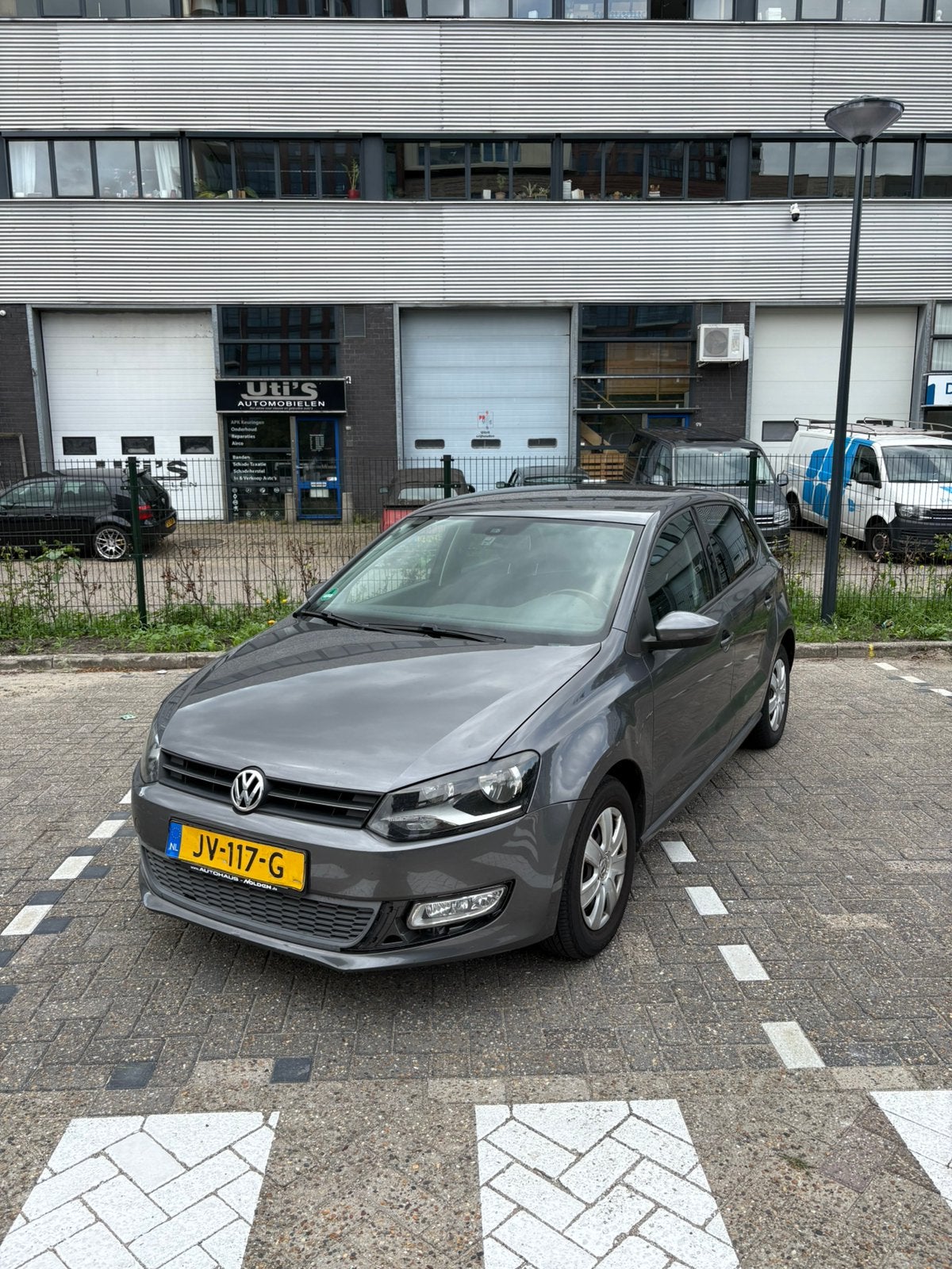 Volkswagen Polo 1.2 6V 44KW 5D 2010 Grijs | Carplay, Auto's, Volkswagen, Voorwielaandrijving, 40 €/maand, Zwart, Parkeersensor