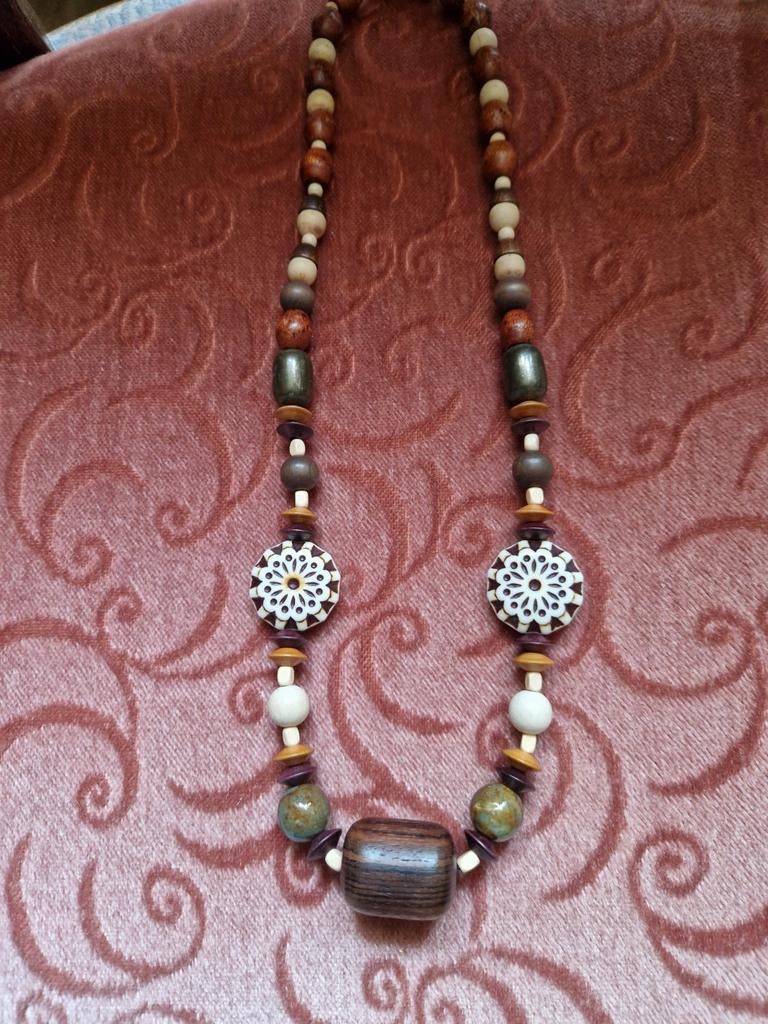 Mooie etnische ketting met houten en keramiek kralen, Ophalen of Verzenden, Zo goed als nieuw, Bruin, Overige materialen
