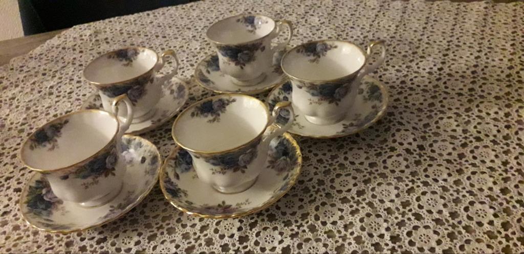 Royal Albert moonlight  rose, Ophalen of Verzenden