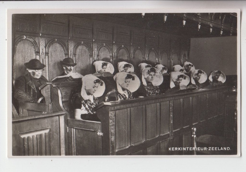 156 Kerkinterieur Zeeland met klederdracht Mensen B10, Verzamelen, Verzenden, 1940 tot 1960, Gelopen, Zeeland