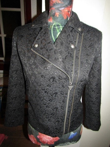 F1789 GUESS S jasje biker zwart glitter relief gobelin, Kleding | Dames, Guess, Zwart, Ophalen of Verzenden, Zo goed als nieuw