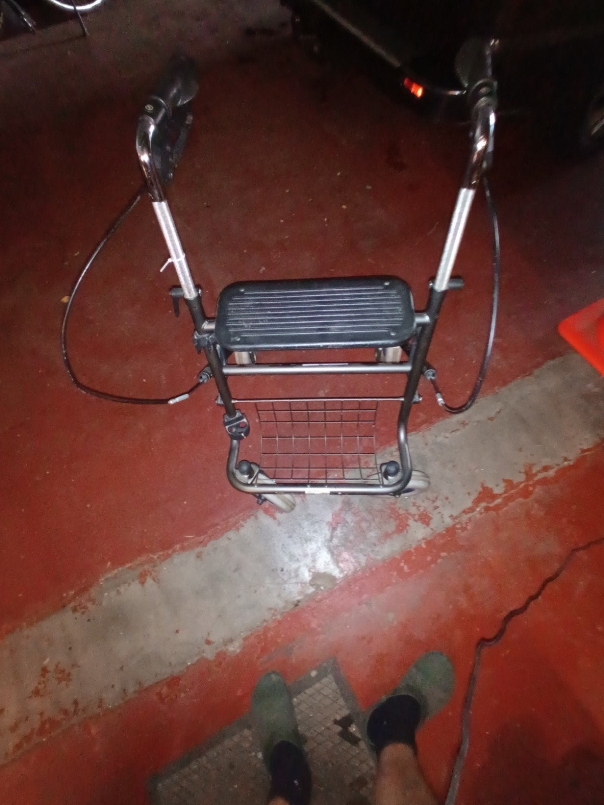 rollator met witte bandjes., Ophalen