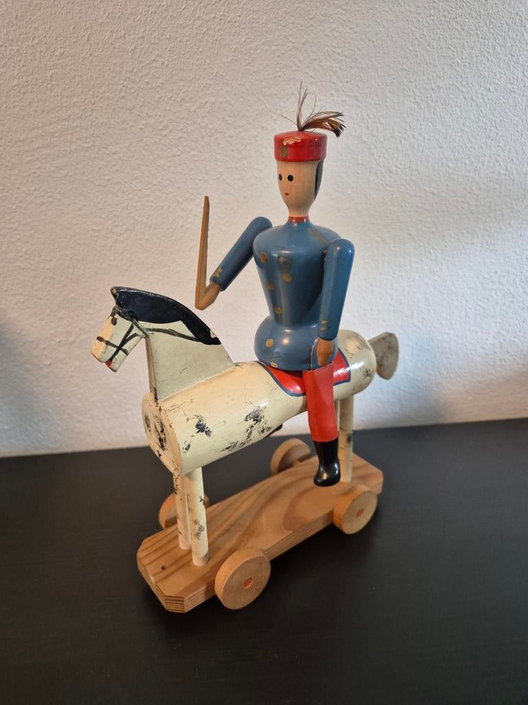 Vintage houten speelgoed soldaat op paard met wielen, Ophalen of Verzenden