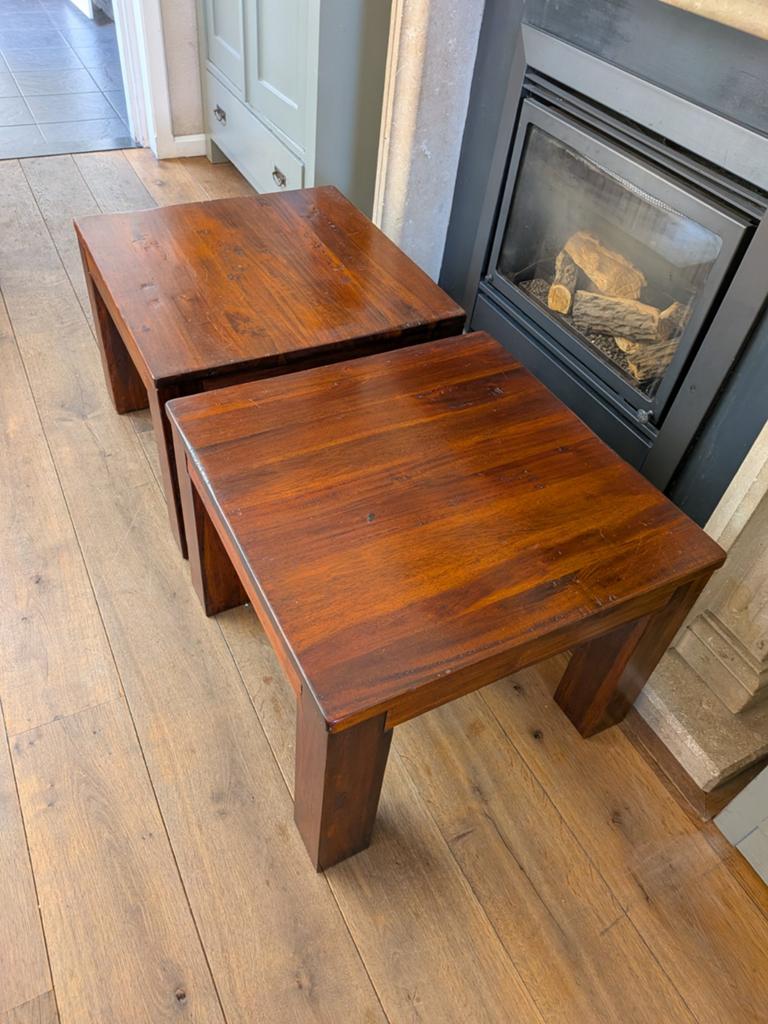 2 Houten bijzettafels, koloniale stijl blokpoot tafels, Huis en Inrichting, Tafels | Salontafels, Ophalen, 50 tot 100 cm, Vierkant