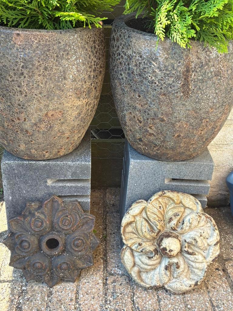 Twee antieke gietijzeren Gevelrozetten, Antiek en Kunst, Ophalen