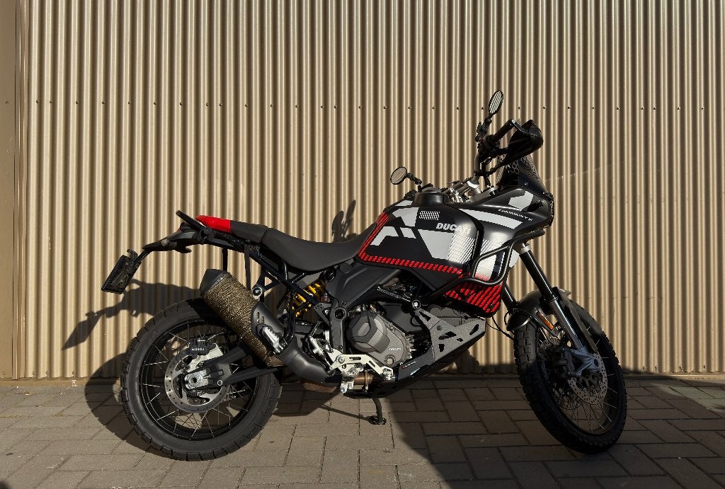 Ducati DesertX 2023 zwart | Desmo service✅ | veel extra's, Motoren, Motoren | Ducati, 2 cilinders, Occasion, Motorrijbewijs A
