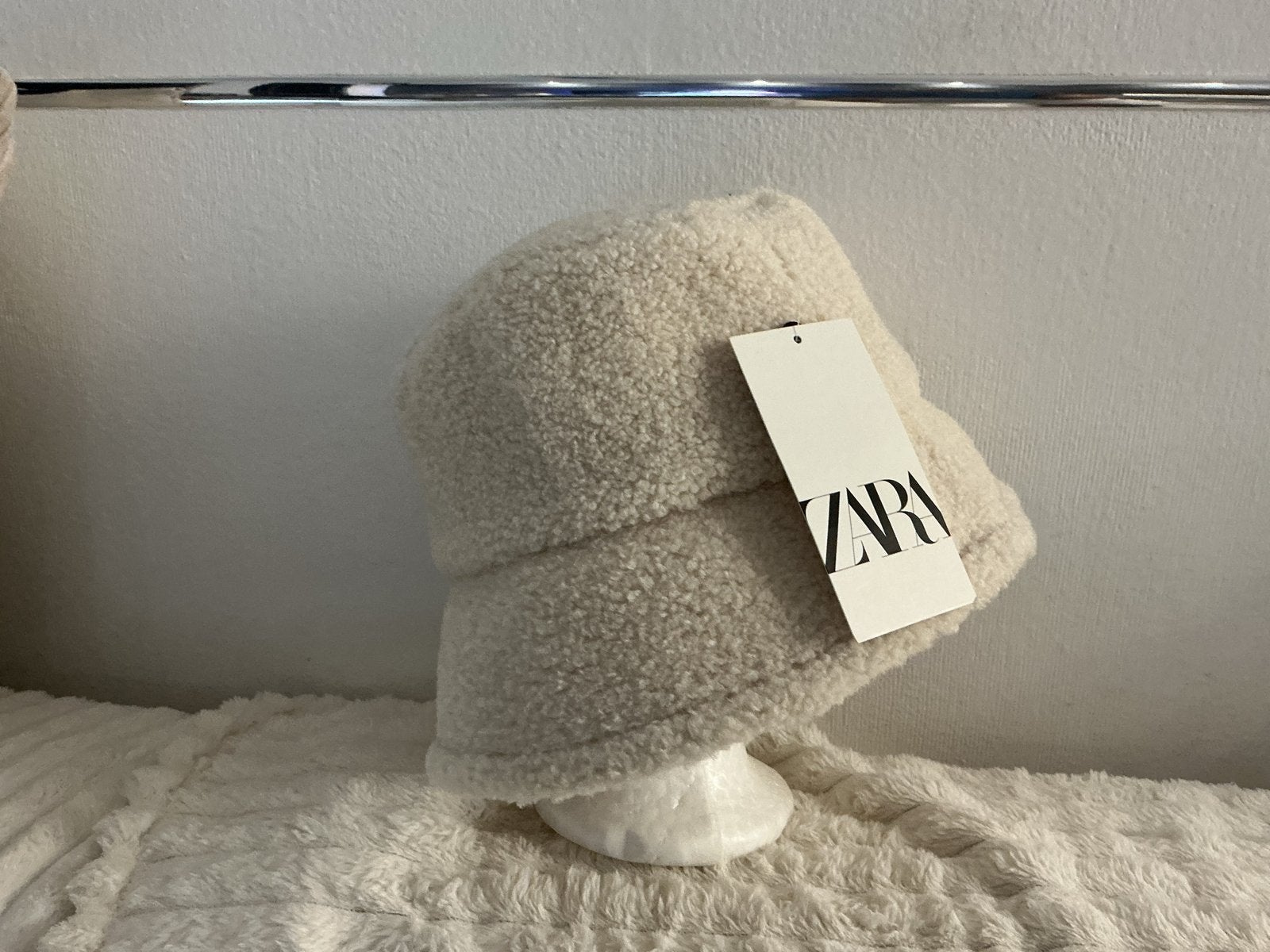 Nieuwe Zara Teddy Bucket Hat - Crème Wit, Kleding | Dames, Ophalen of Verzenden, Nieuw, One size fits all, Hoed