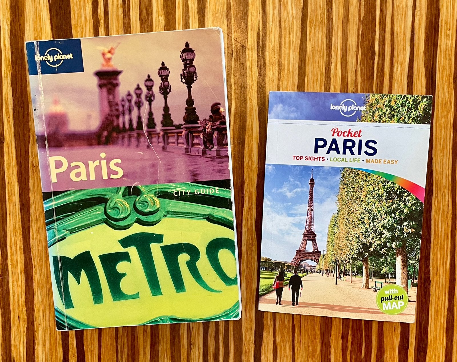 Twee Lonely planet’s Parijs / Paris te koop, Gelezen, Lonely Planet, Europa, Ophalen of Verzenden