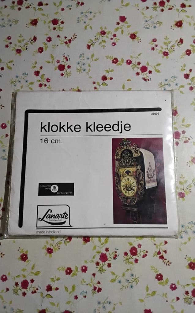 Lanarte Klokke Kleedje Borduurpakket nieuw in verpakking, Ophalen of Verzenden, Nieuw, Handborduren, Borduurpakket