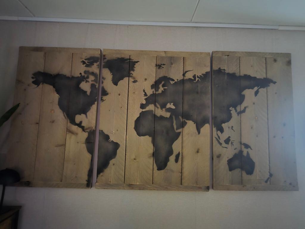 Wereldkaart op steigerhouten drieluik - 200x100 cm, Huis en Inrichting, Woonaccessoires | Wanddecoraties, Gebruikt, Hout, Meerkleurig