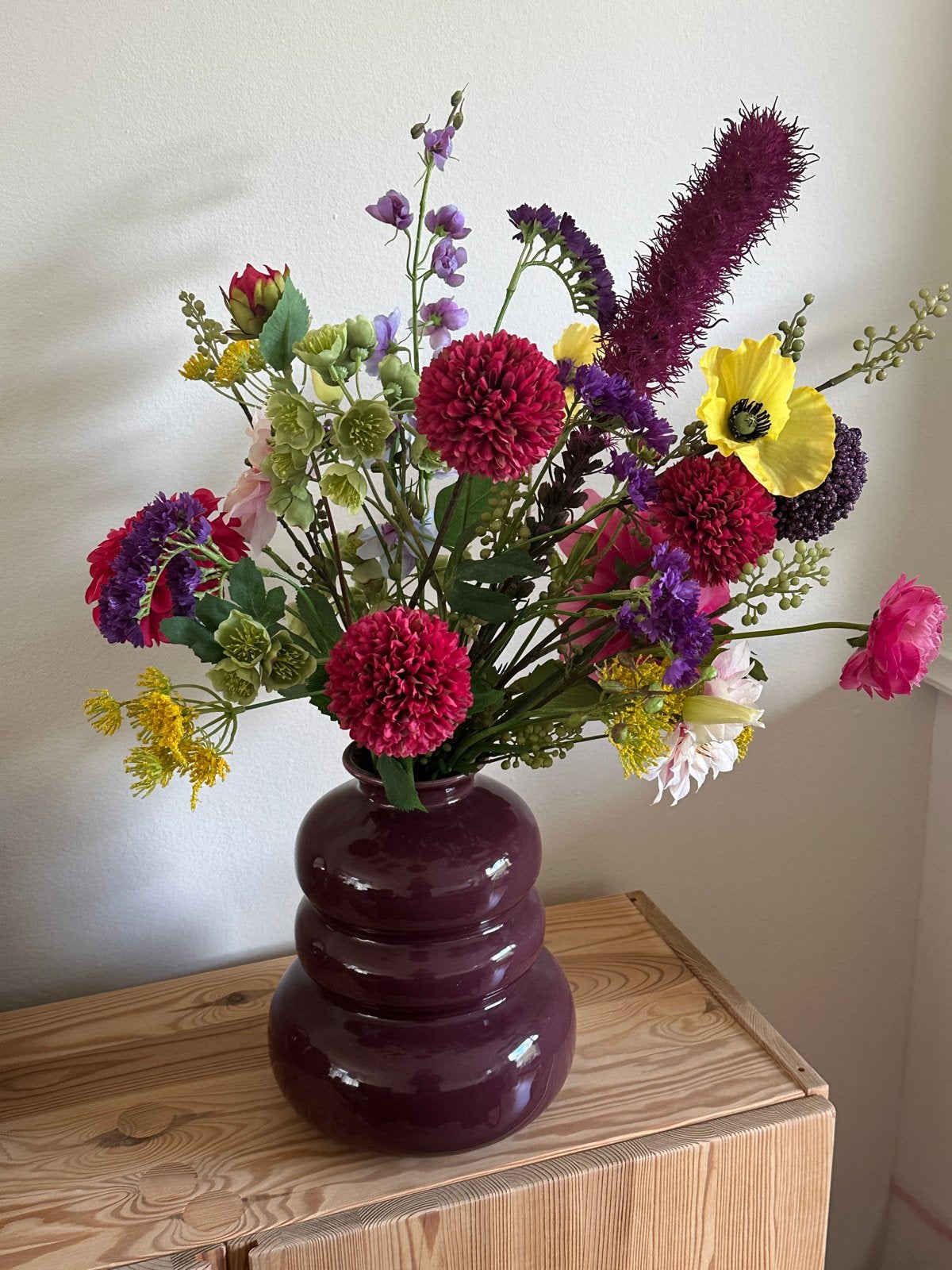 Zijden bloemen boeket met bordeaux rode vaas, Ophalen, Binnen, Zijde, Zo goed als nieuw
