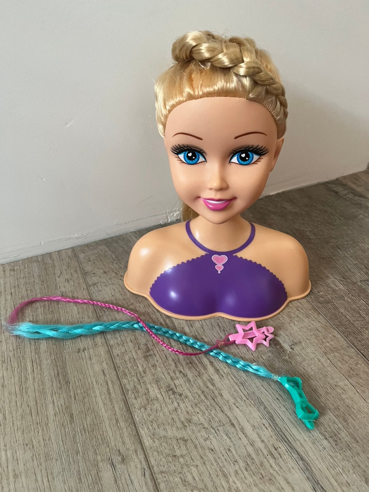 Kappershoofd pop met lang blond haar + haaraccessoires, Ophalen of Verzenden, Gebruikt, Overige typen