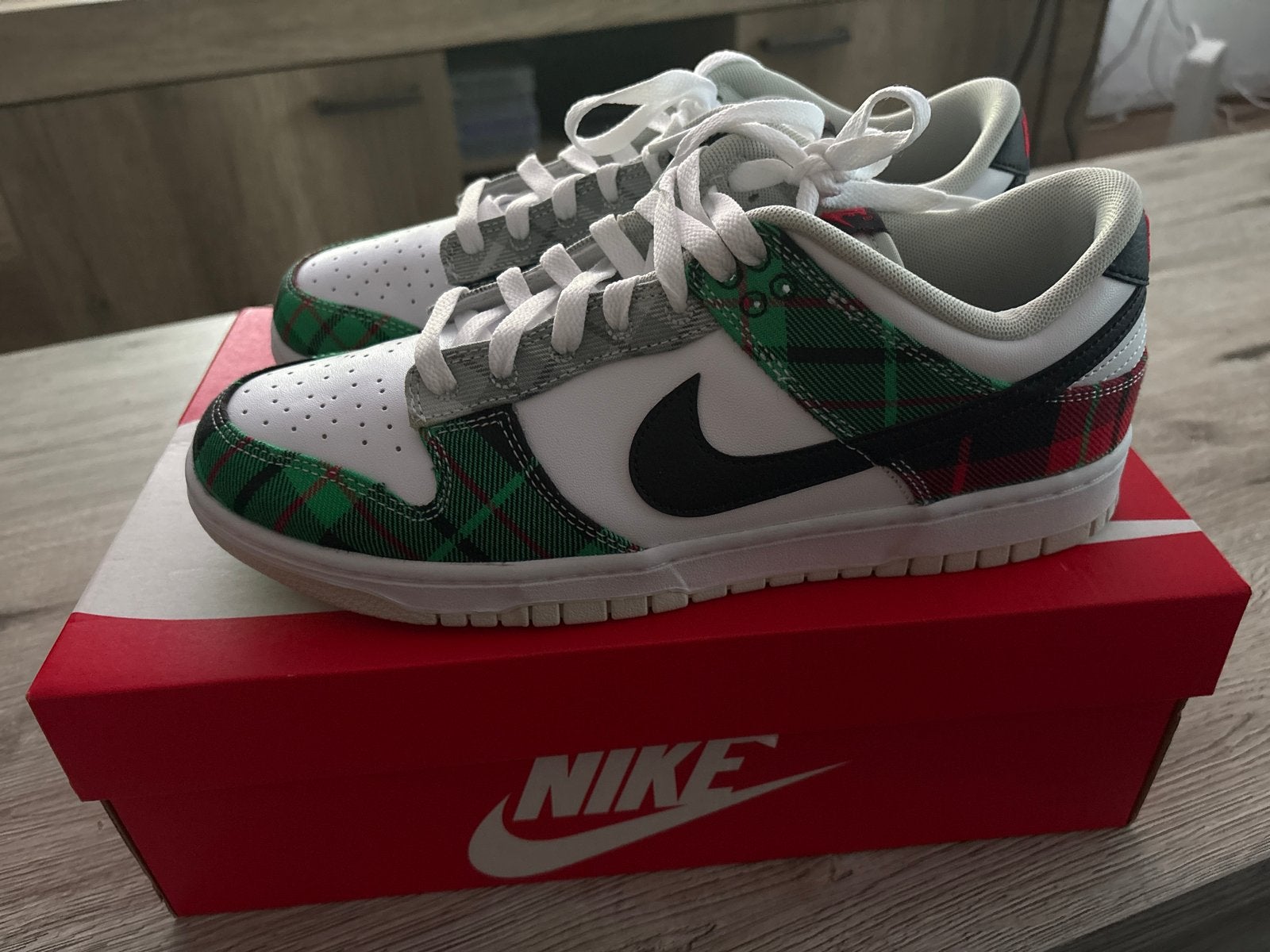 Nike Dunk Low Retro PRM 'Plaid Tartan’ - Maat 43, Kleding | Heren, Schoenen, Overige kleuren, Nieuw, Ophalen of Verzenden, Sneakers of Gympen