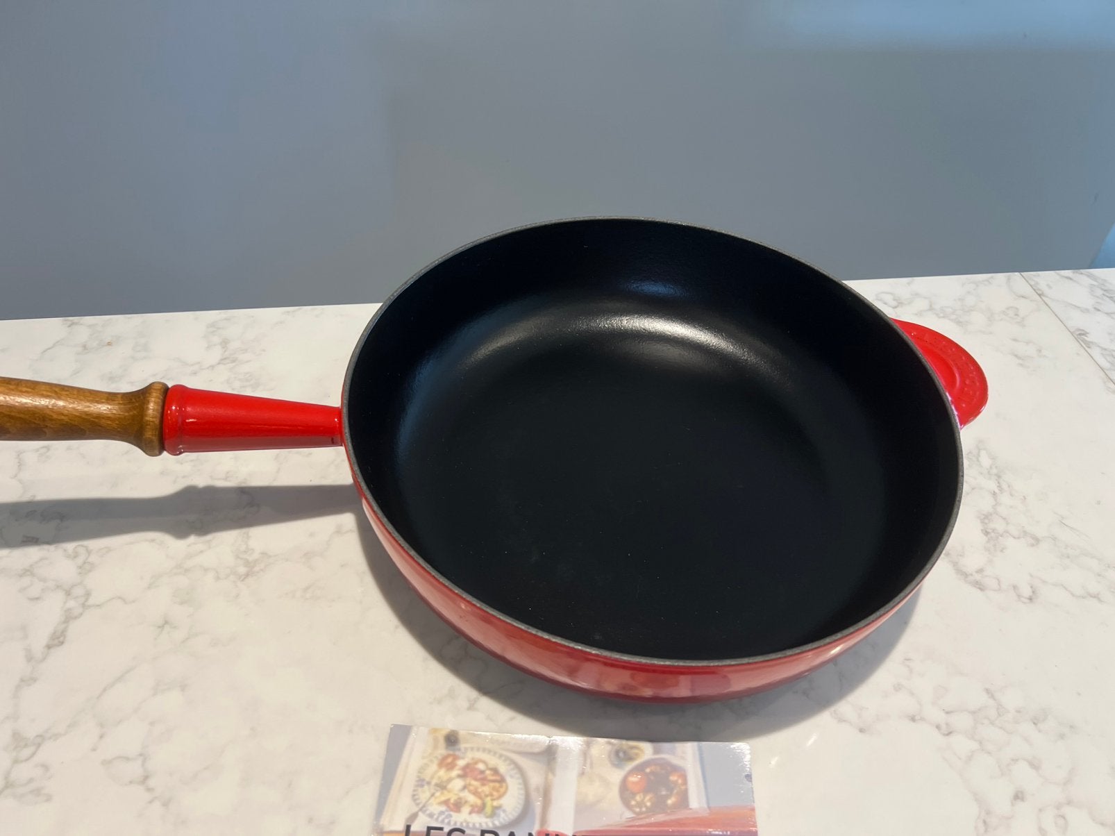Le Creuset sauteerpan 28 cm kersenrood in heel goede staat, Koekenpan, Gietijzer, Met handvatten, Le Creuset