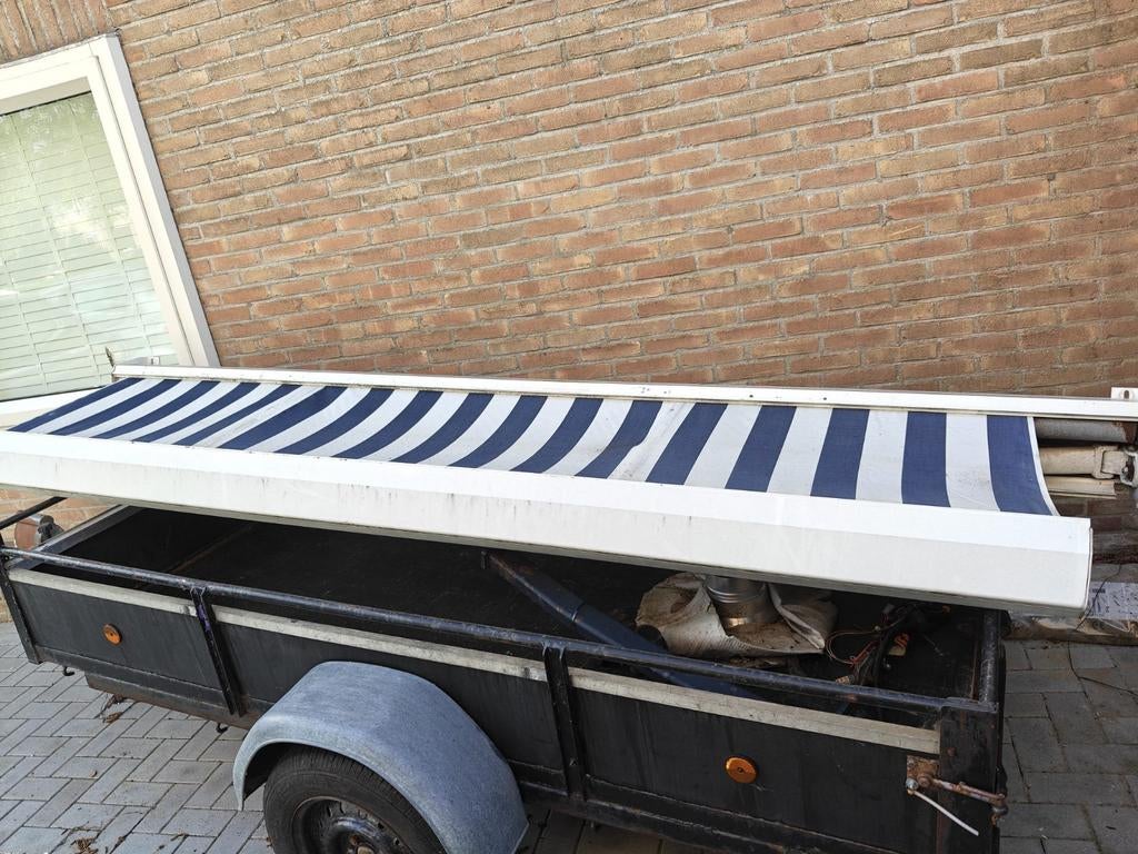 Defect zonnescherm met zwengel, doek gescheurd (3.10x2.50m), Tuin en Terras, Zonneschermen, Ophalen