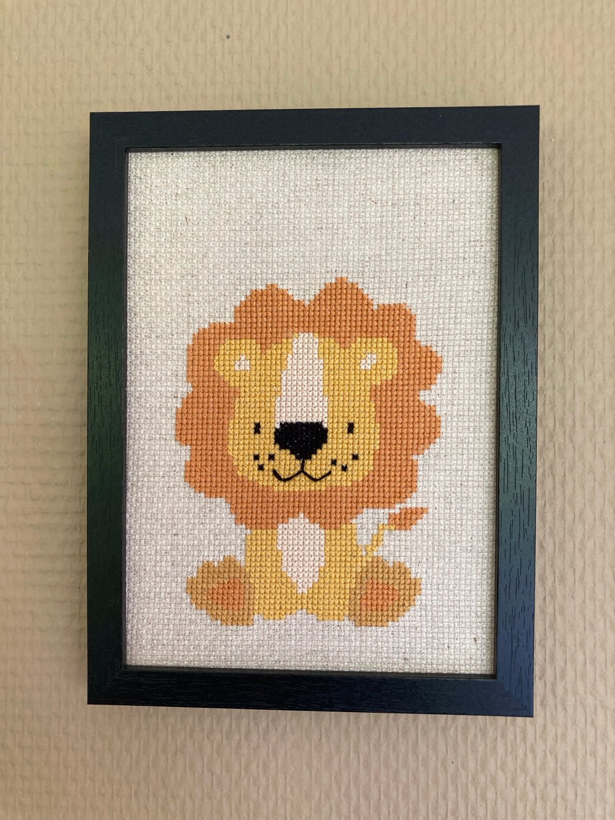 Kinderkamerkunst / borduurwerk / leeuw geel, Kinderen en Baby's, Kinderkamer | Inrichting en Decoratie, Nieuw, Wanddecoratie, Ophalen of Verzenden