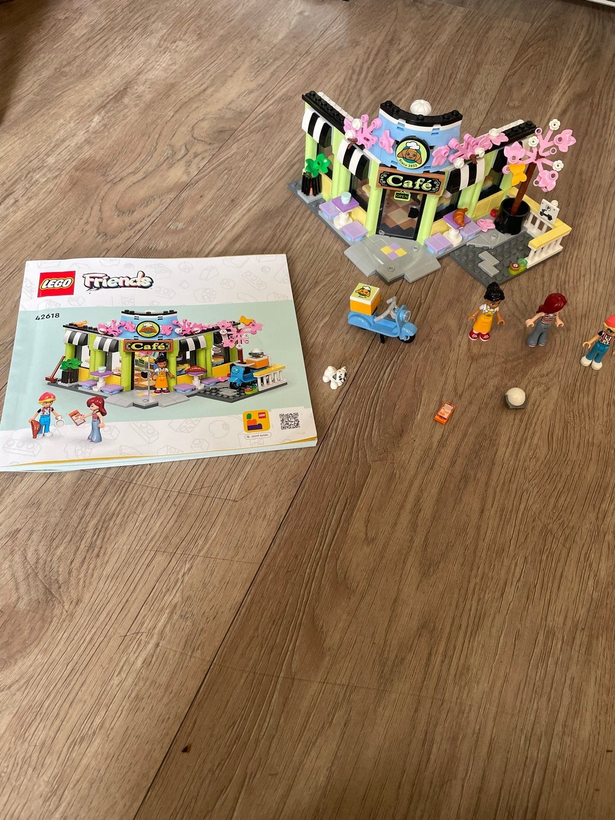 LEGO Friends Heartlake City Café (42618) met minifiguren