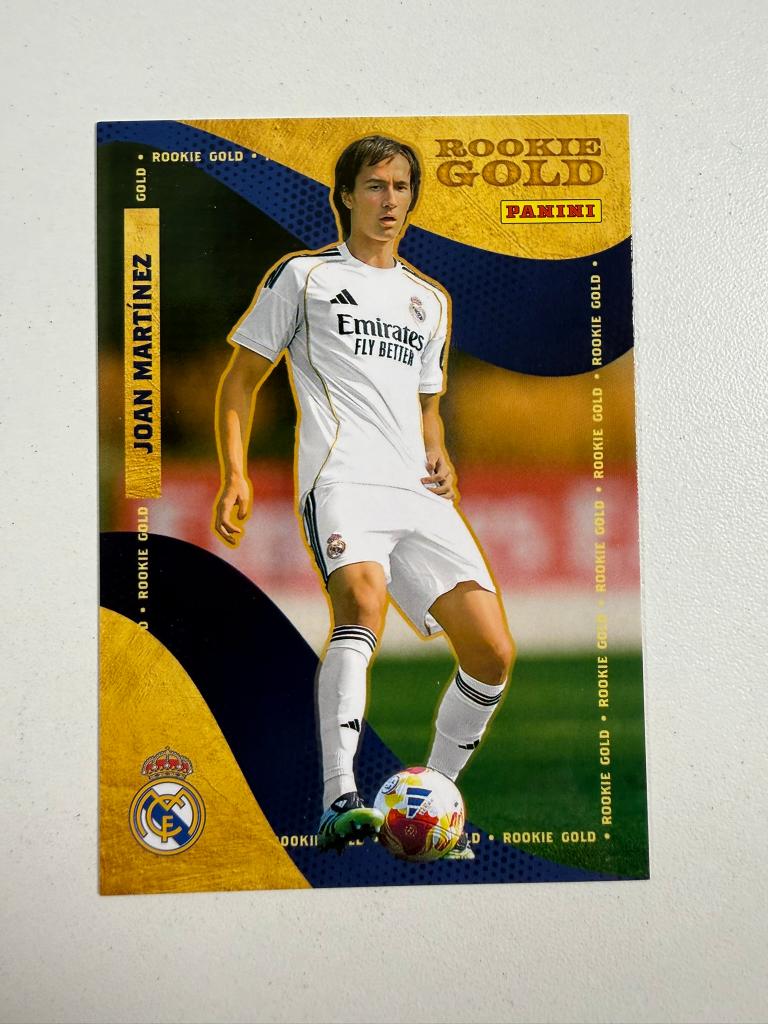 56 Joan Martinez Rookie Gold Panini Club Real Madrid 2025-26, Ophalen of Verzenden, Nieuw, Buitenlandse clubs, Poster, Plaatje of Sticker