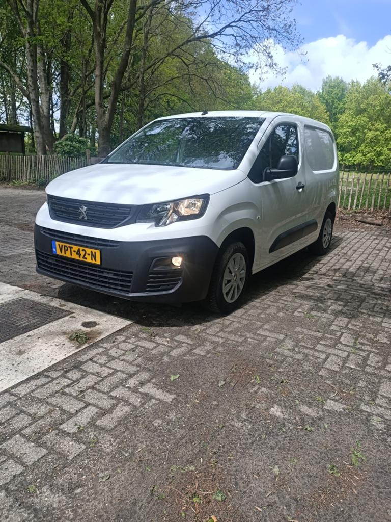 Peugeot Partner 1.5 Bluehdi 100pk S&S 650kg 3-zits 2022 Wit, Auto's, Voorwielaandrijving, Sound system, 4 cilinders, Wit