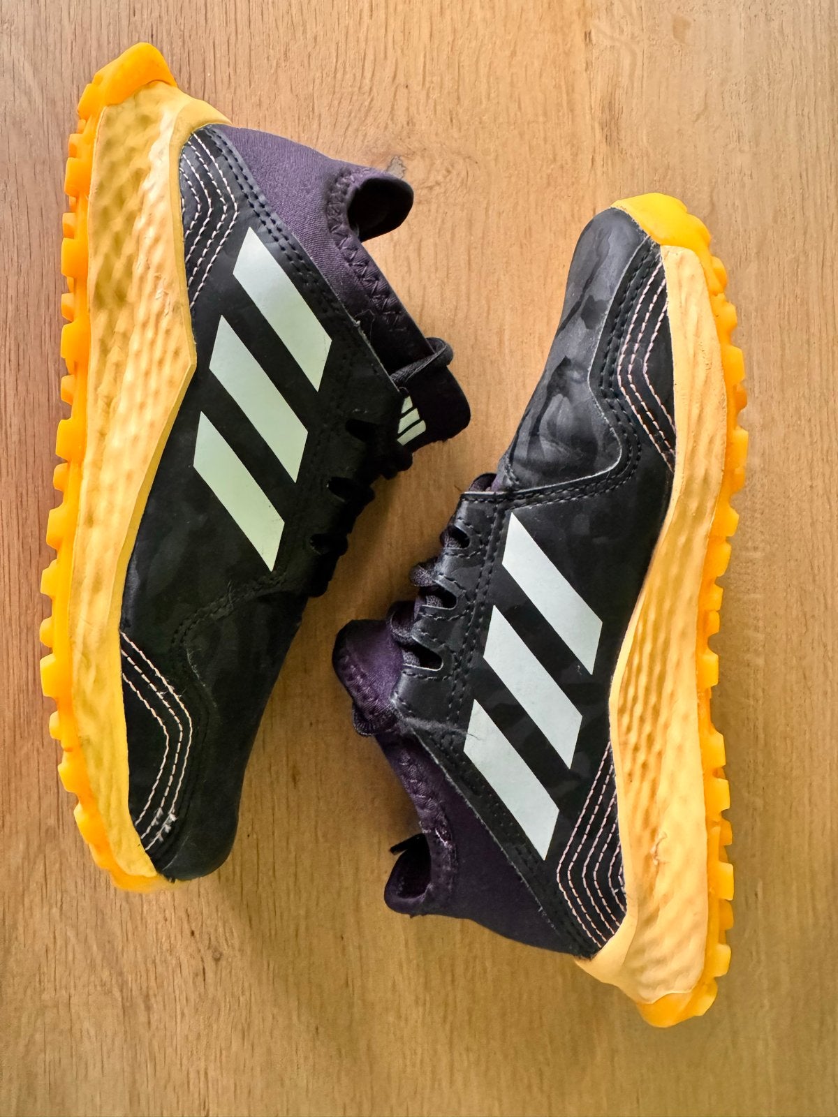 Adidas hockeyschoenen - Maat 33 - Zo goed als nieuw, Ophalen of Verzenden, Zo goed als nieuw, Schoenen