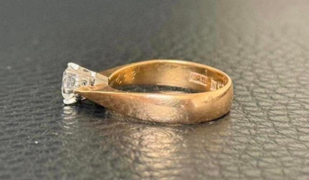 Prachtige 18 karaat gouden ring met natuurlijke diamant, Ophalen of Verzenden, 17 tot 18, Met edelsteen, Dame