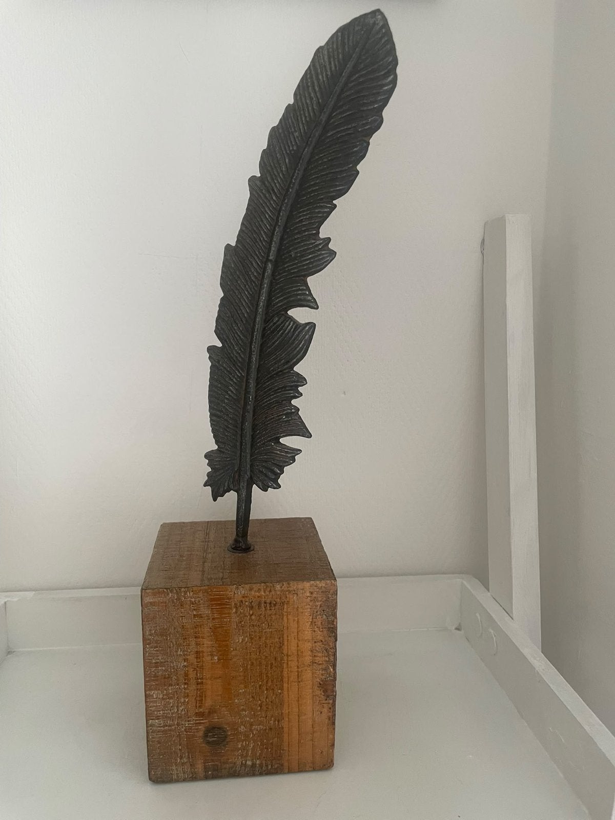 Decoratieve veer op houten sokkel, Ophalen, Hout, Gebruikt, Modern