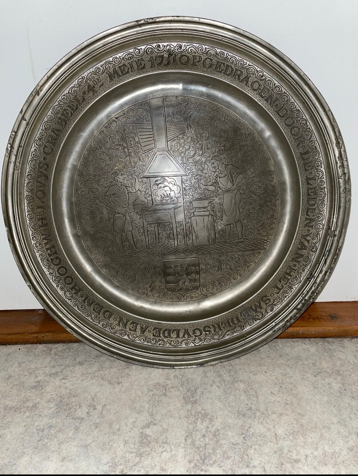 Antieke Schotel 48,5 cm met Gravering Smedersgilde 1731, Ophalen of Verzenden