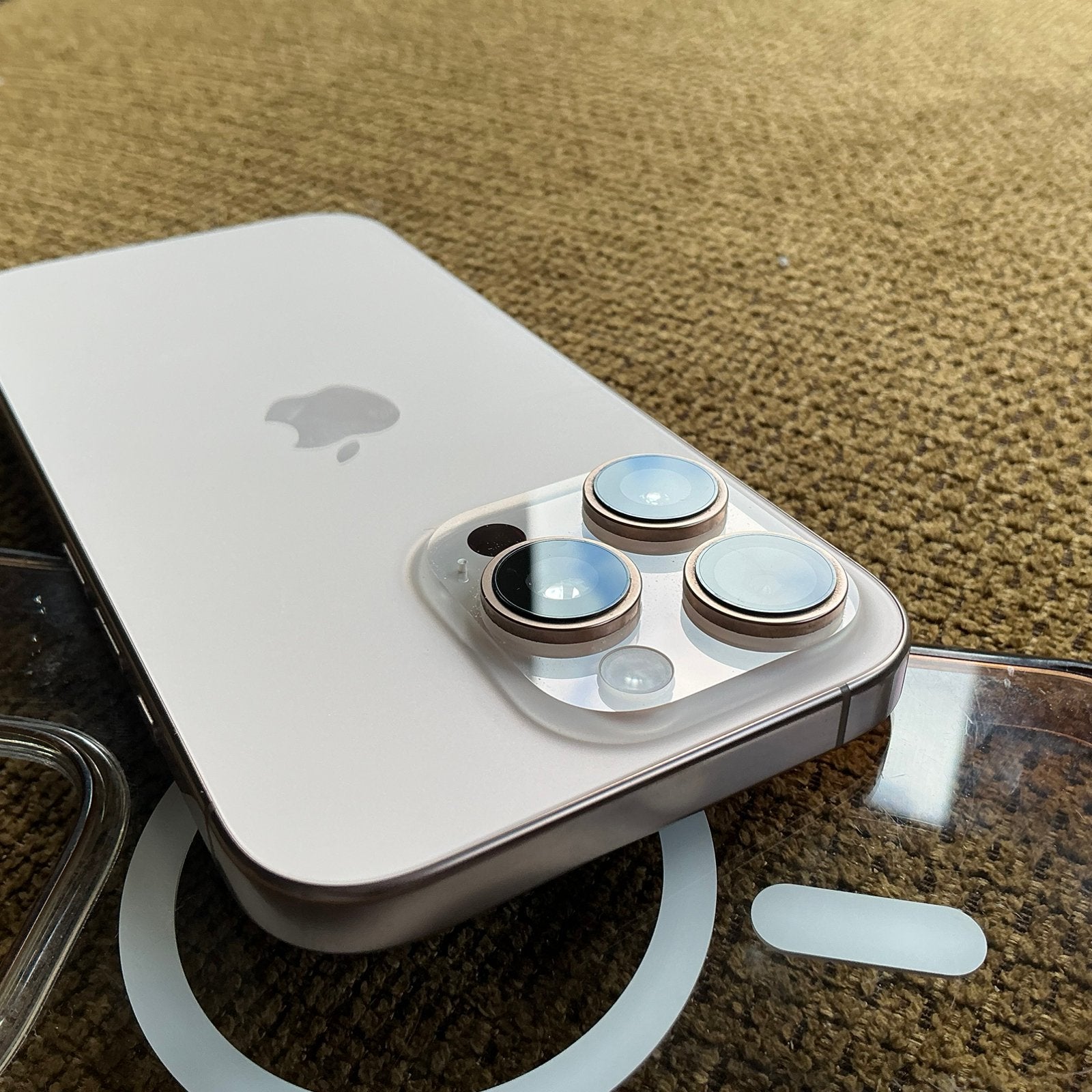 Iphone 16 Pro 1 Tb Desert Titanium + magsafe hoesje, Telecommunicatie, 1 TB, Zo goed als nieuw, Zonder simlock, Zonder abonnement