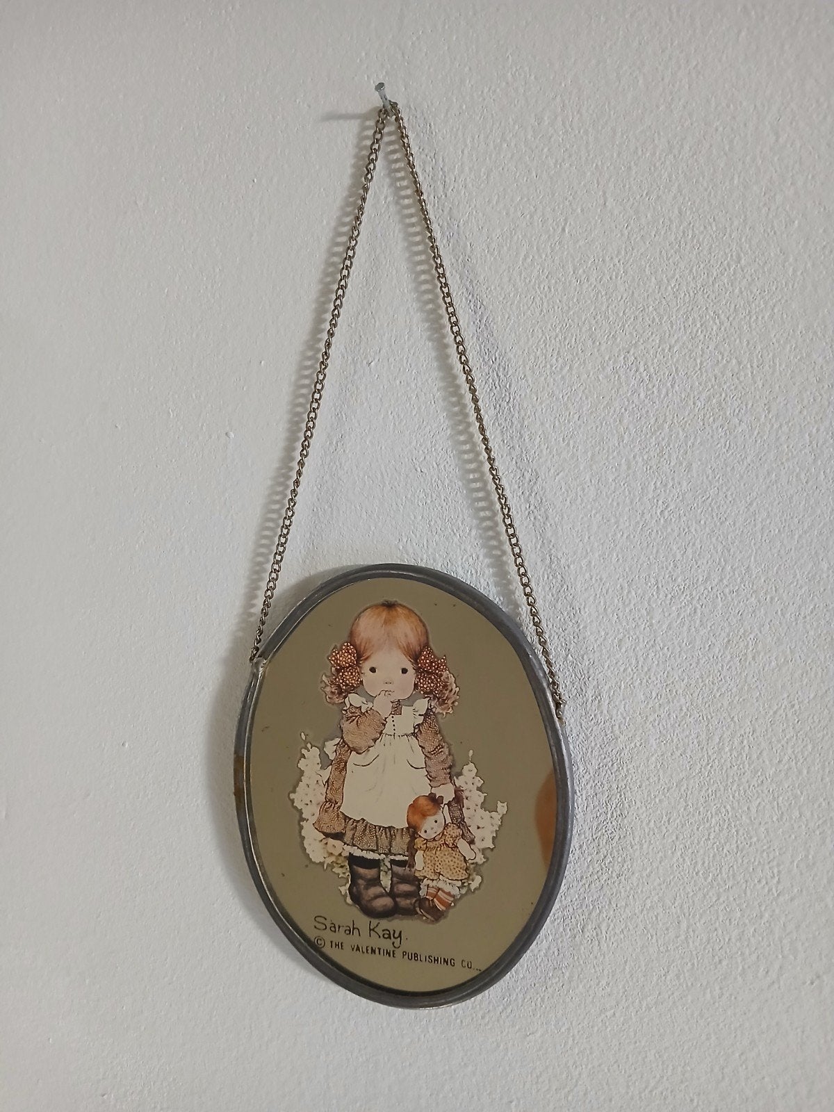 Vintage Sarah Kay spiegel met ketting - meisje met pop, Ophalen of Verzenden, Ovaal, Minder dan 50 cm, Minder dan 100 cm