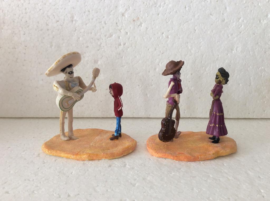 Disney Coco - 2 beeldjes - kerstdorp, Verzamelen, Ophalen of Verzenden, Overige figuren, Zo goed als nieuw, Beeldje of Figuurtje