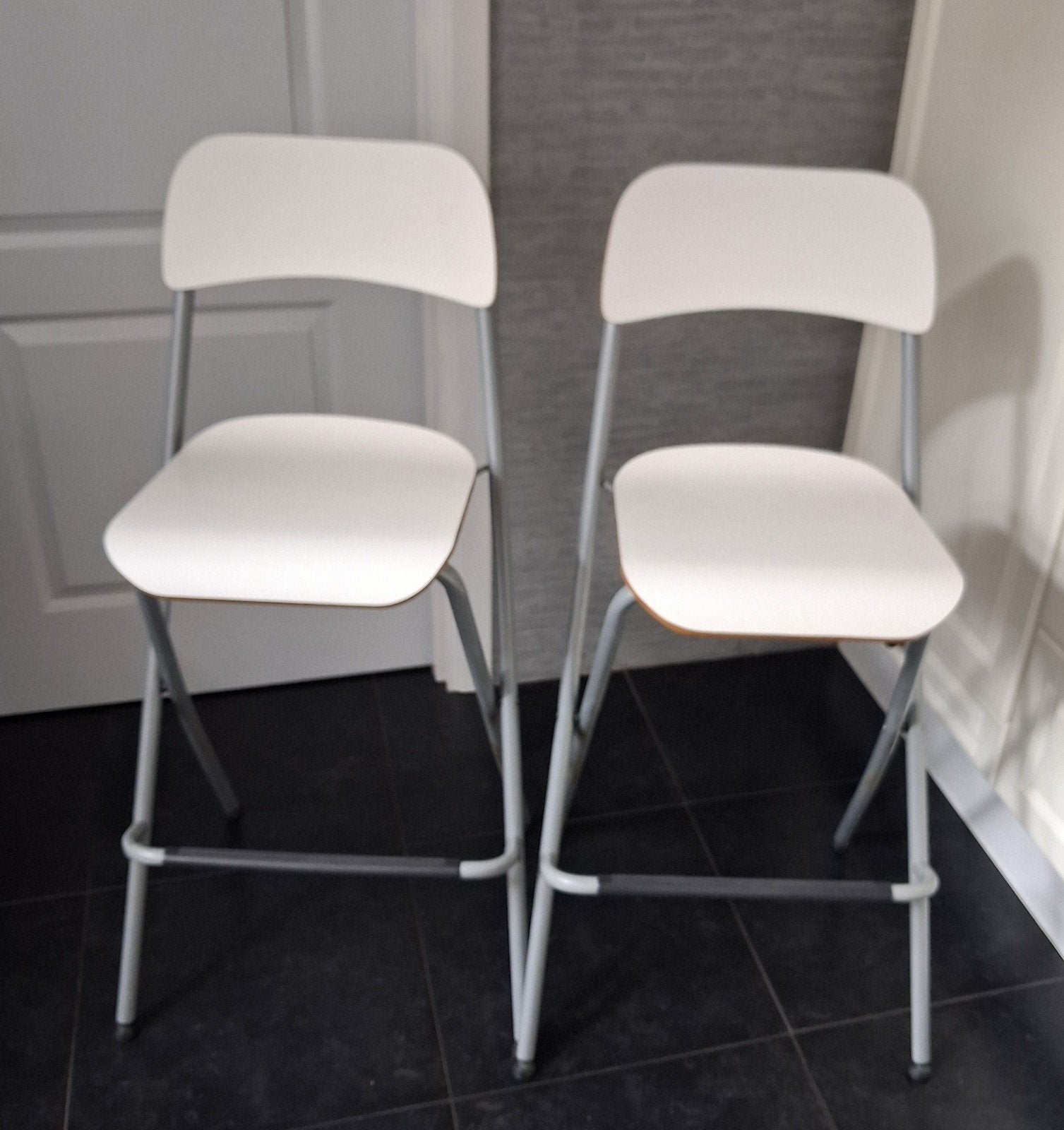 2 hoge klapstoelen, 2 krukken, Ophalen, Gebruikt, 60 tot 90 cm