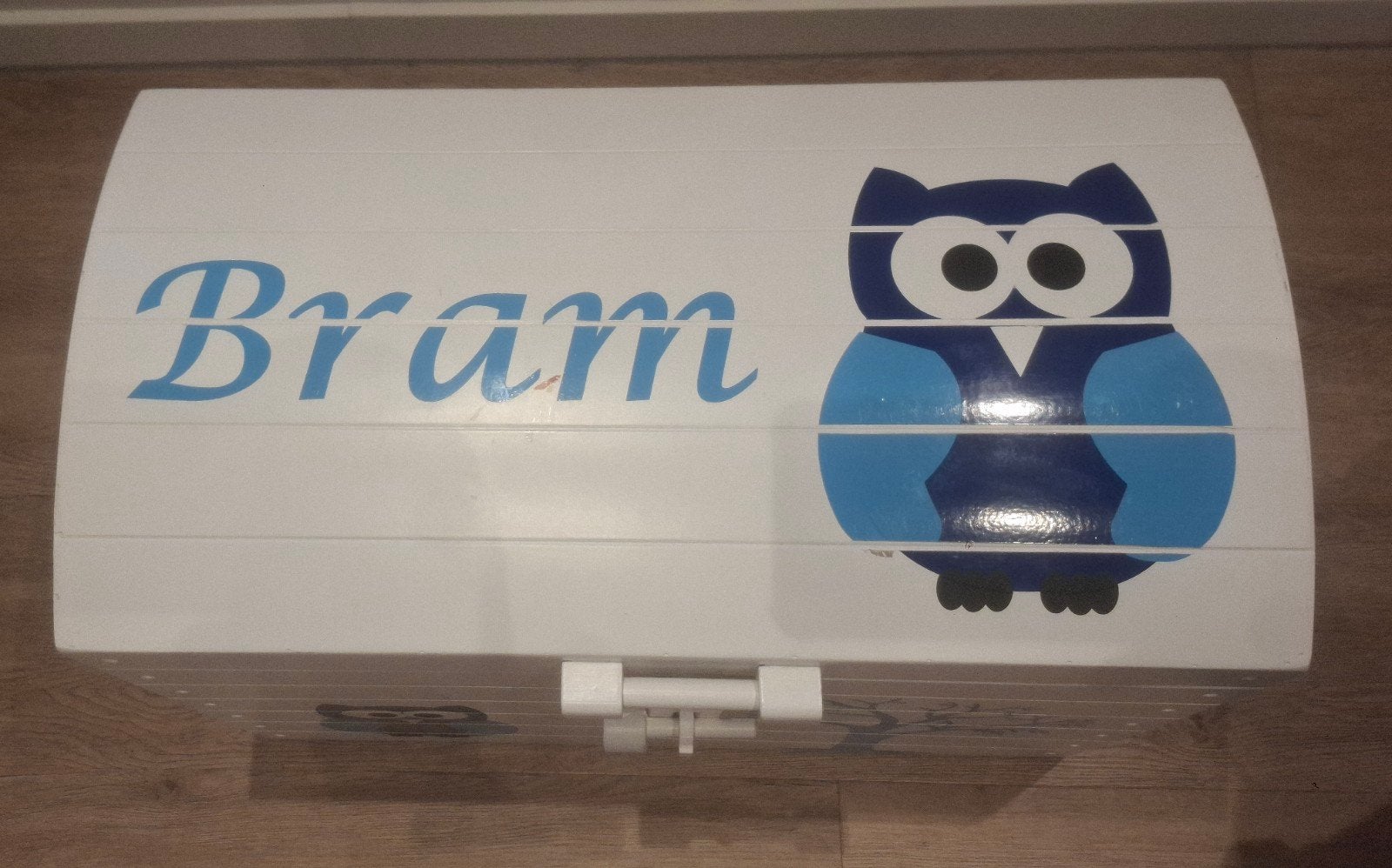 Witte speelgoedkist met uil en naam Bram, Ophalen, Zo goed als nieuw, Jongen of Meisje