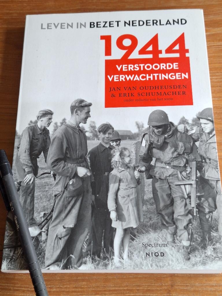 Leven in bezet Nederland 5 - 1944  Verstoorde verwachtingen, Ophalen of Verzenden, Tweede Wereldoorlog, Zo goed als nieuw, Overige onderwerpen