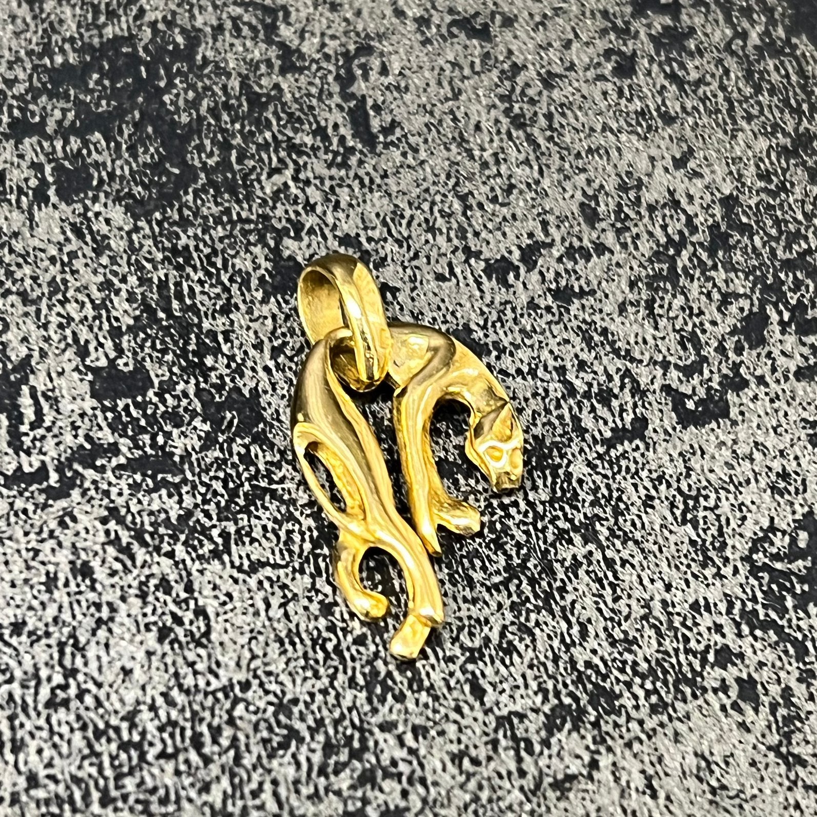 18 karaat gouden panter hanger kettinghanger massief, Ophalen of Verzenden, Zo goed als nieuw, Goud, Kruis of Symbool