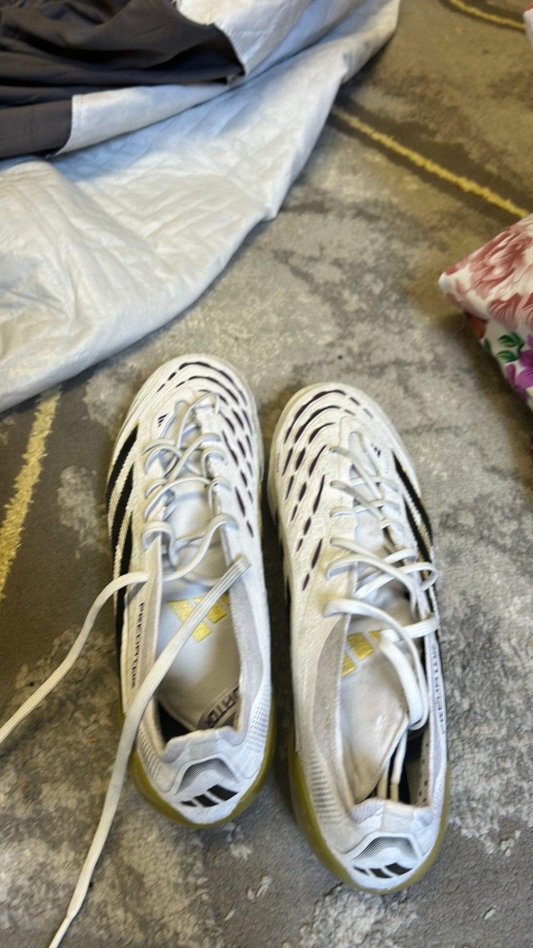 Adidas Voetbalschoenen - Wit/Goud, Maat XS of kleiner, Ophalen, Nieuw, Schoenen
